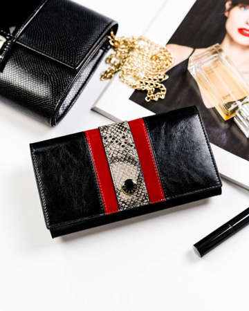 Skórzany portfel damski z wężowym wzorem — Peterson - Czarny