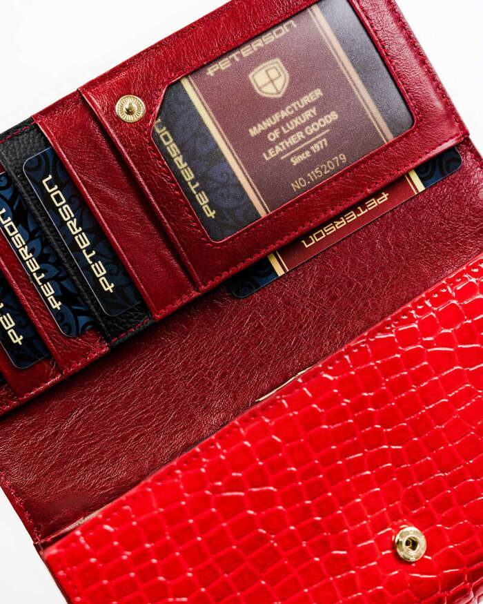 Lakierowany portfel damski ze wzorem skóry krokodyla - Peterson