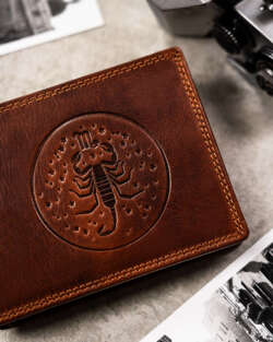 Peterson Duży  skórzany portfel męski z tłoczeniem przedstawiającym znak zodiaku Skorpion